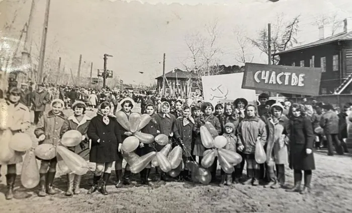 Первомайская демонстрация жителей Киренска на Ленина улице. 1973 г.