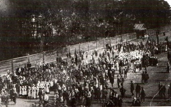 Первомайская демонстрация жителей Киренска на Троицкой улице. 1917 г.